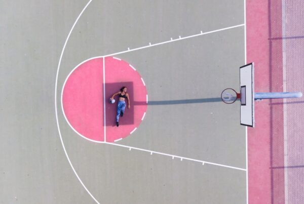 Quelles sont les principales dimensions et caractéristiques d'un terrain de basket FIBA ?
